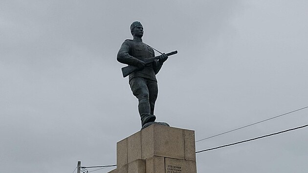 Nedaleko centra stoj� rusk� v�le�n� pam�tn�k. P�ipom�n� rok 1944, kdy Rud� arm�da osvobodila Kirkenes od nacistick� okupace.