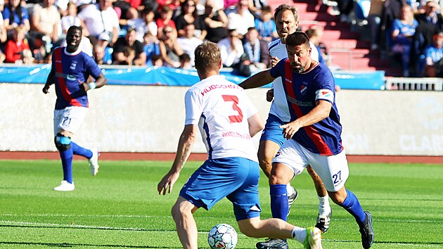 Milan Baroš se snaží proniknout obranou někdejších reprezentantů.