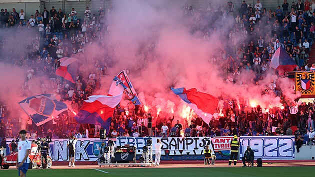 Zaplněný ostravský stadion během rozlučky Milana Baroše.