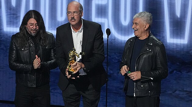 David Grohl (zleva), Krist Novoselic a Pat Smear z kapely Nirvana p�evzali cenu MTV za celo�ivotn� p��nos (2026)