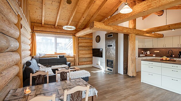Jedn�m z hlavn�ch p��n� bylo dovnit� dostat co nejv�ce sv�tla. Hlavn� obytn� ��st srubu je proto orientovan� na jihoz�pad, zat�mco lo�nice a koupelny maj� okna sm�rem k severu. 