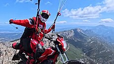 Milo� Václav krou�í v termice ve vý�ce 1600 m nad rozpálenými skálami v...