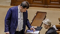 Tomio Okamura (SPD) a Ta�ána Malá (ANO) b�hem jednání na mimo�ádné sch�zi...