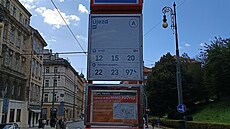 Cedule na tramvajové zastávce Újezd stále informuje, �e lanovka na Pet�ín je...