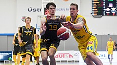 Mikulá� �ank z Písku a Ladislav Pecka z ústecké Slunety bojují o mí�.
