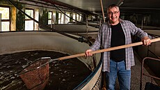 Chov sume�k� afrických na farm� ve Stra�ov�. Lud�k Homolá� ukazuje hlavní vizá�...