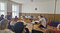 Ru�né zasedání Zastupitelstva obce Bílov v improvizovaných prostorách, kde...