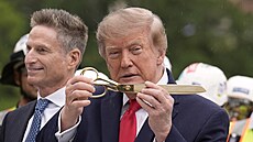 Americký prezident Donald Trump otevírá novou p�istávací plochu pro vrtulníky u...