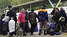 Civilisté evakuovaní z Chersonu p�iplouvají na lodi do sousedních Ole�ek po...