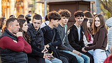 Skupina teenager� sedí na lavi�ce v ukrajinském Lvov�. (17. dubna 2026).