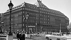 Bratislava, rok 1956. Hviezdoslavovo námestie, hotel Carlton