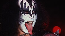 Byl obchodní známkou Kiss. Poznávacím znamením. Vizitkou. Gene Simmons si proto...