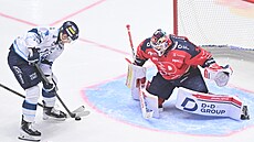 Pardubický gólman Will �elí libereckému Rychlovskému.