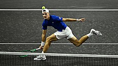 Jakub Men�ík odvrací úder Brandona Nakashimy v Laver Cupu.