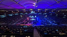 Pohled na zapln�ný Deutsche Bank Park z noviná�ské tribuny.