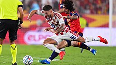 Marco Pa�ali� z Chorvatska (vlevo) v tvrdém souboji se �pan�lem Cucurellou,
