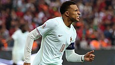 Kylian Mbappé slaví v bolestech gól do sít� Turecka.