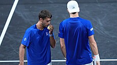 Jakub Men�ík (vpravo) a Flavio Cobolli b�hem �ty�hry v Laver Cupu