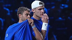 Jakub Men�ík (vpravo) a Flavio Cobolli b�hem �ty�hry v Laver Cupu