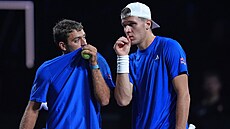 Jakub Men�ík (vpravo) a Flavio Cobolli b�hem �ty�hry v Laver Cupu