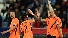 Fotbalisté Nizozemska slaví druhý gól Mexxe Meerdinka.