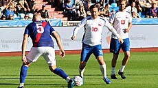 Tomá� Rosický jde do souboje s Reném Bolfem.