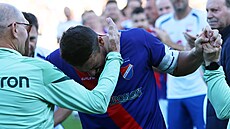 Dojatý Milan Baro� odchází z h�i�t�.