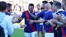Milan Baro� odchází z h�i�t� �palírem svých bývalých spoluhrá��.