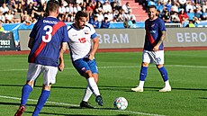 Milan Baro� p�ihrává spoluhrá�i.