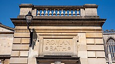 Bath je známý svými �ímskými lázn�mi, georgiánskou architekturou i ulicemi,...