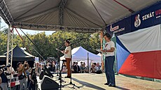 Na Starom�stském nám�stí v Praze se z iniciativy spolku Milion chvilek se�li...