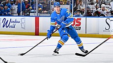 Adam Ji�í�ek tvo�í hru v dresu St. Louis Blues.