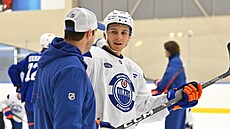 �eský zadák Tomá� Cibulka diskutuje na tréninku s jedním z trenéru Edmontonu.