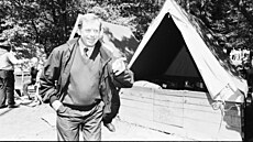 Václav Havel na výlet� s �eskými skauty. (1993)