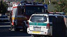 Policisté a hasi�i zasahují u základní �koly ve Sta�kov� na severu Slovenska,...