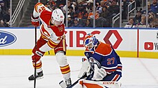 Samuel Honzek z Calgary se marn� sna�í dostat puk p�es edmontonského branká�e...