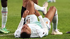 Kylian Mbappé skon�il po svém gólu s bolestivou grimasou na trávníku.