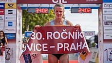 Tereza Hrochová v cíli 130. ro�níku B�chovického b�hu jako jeho jasná vít�zka.