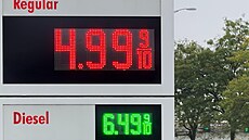 Ceny pohonných hmot na �totemu� �erpací stanici v Riverwoods ve stát� Illinois...