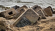 Sucho odhalilo náhrobky p�vodních obyvatel Dolní Vltavice u lipenské p�ehrady.