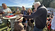 Zden�k Sv�rák se na oslavách Divadla Járy Cimrmana potkal s Jaroslavem Uhlí�em...