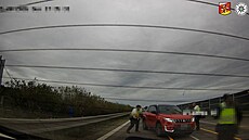 Na D11 u Hradce zadr�eli auto, které mu� sebral �idi�ce
