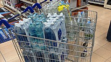 V obci �e� kv�li nálezu olova ve vodovodu v Odolen� Vod� rozvezli dobrovolní...