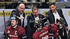 Zleva trené�i Patrik Augusta, Tomá� Netík a Michal Neuvirth na spar�anské...