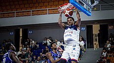 Jermaine Webb (Brno) dává ko� v zápase proti pra�ské Slavii.