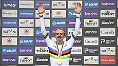 Dojatý Brandon McNulty na pódiu v duhovém dresu pro mistra sv�ta.