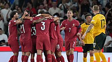 Fotbalisté Portugalska slaví gól Joaoa Félixe v utkání Ligy národ� proti Walesu.