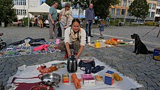 V�ci, které by mo�ná skon�ily v odpadu. Díky bazaru na nám�stí si je v�ak...