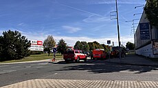 Záchranné slo�ky u autobusové zastávky v �estlicích, kde �idi� osobním vozem...