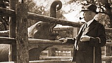 Zakladatel zoo profesor Janda a legendární slon Baby